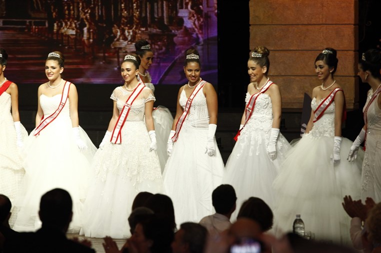 Le Bal Des Debutantes
