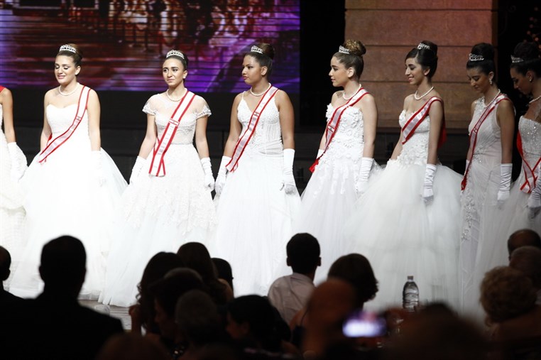 Le Bal Des Debutantes
