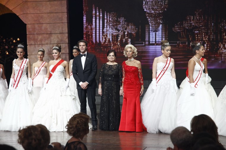 Le Bal Des Debutantes