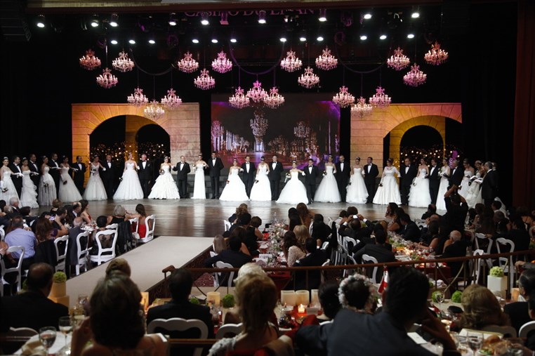 Le Bal Des Debutantes