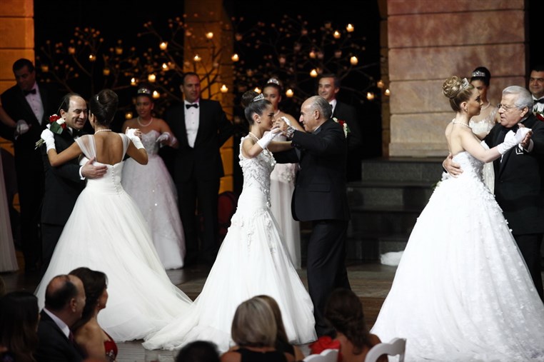 Le Bal Des Debutantes