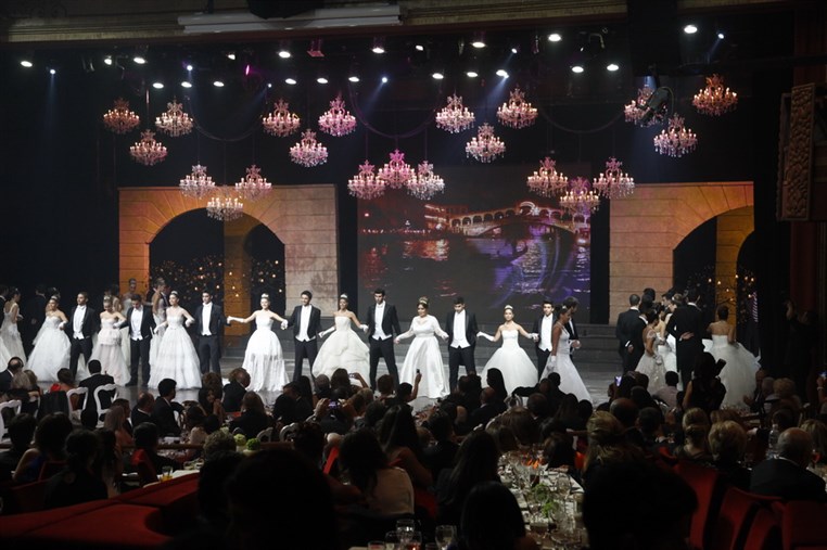 Le Bal Des Debutantes
