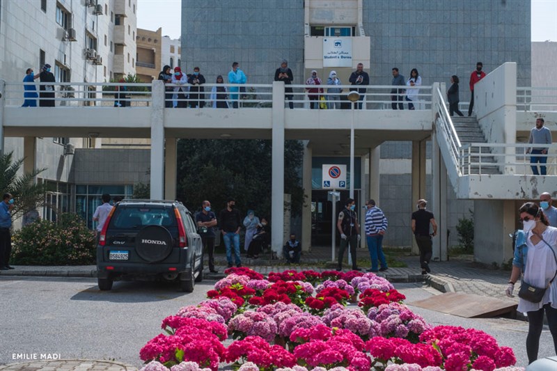 Baytna Baytak thanking hospital HEROS today with flowers