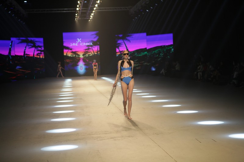 Jane Konsol Swimwear Fashion Show