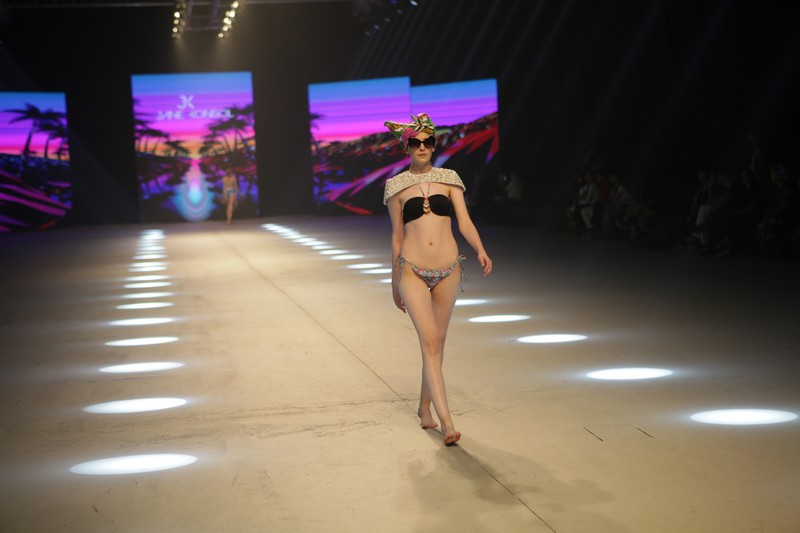 Jane Konsol Swimwear Fashion Show