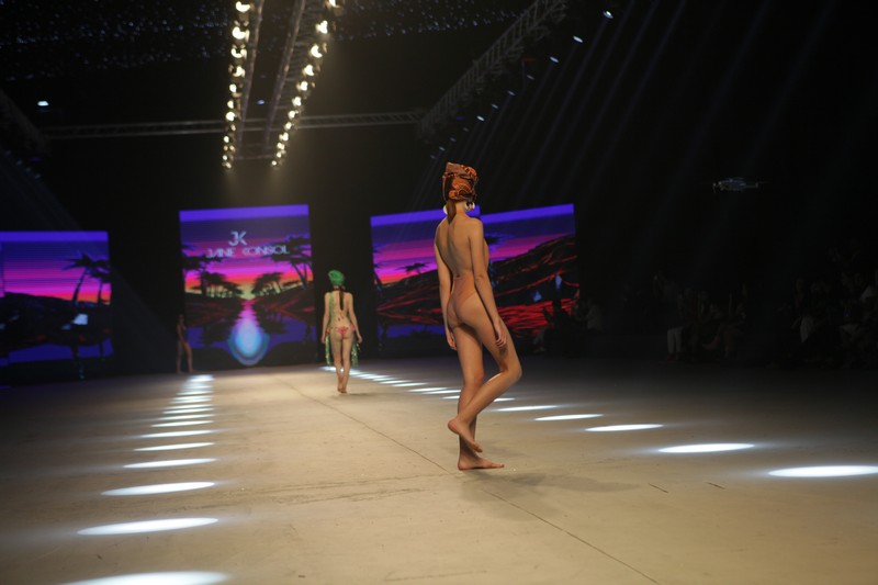 Jane Konsol Swimwear Fashion Show