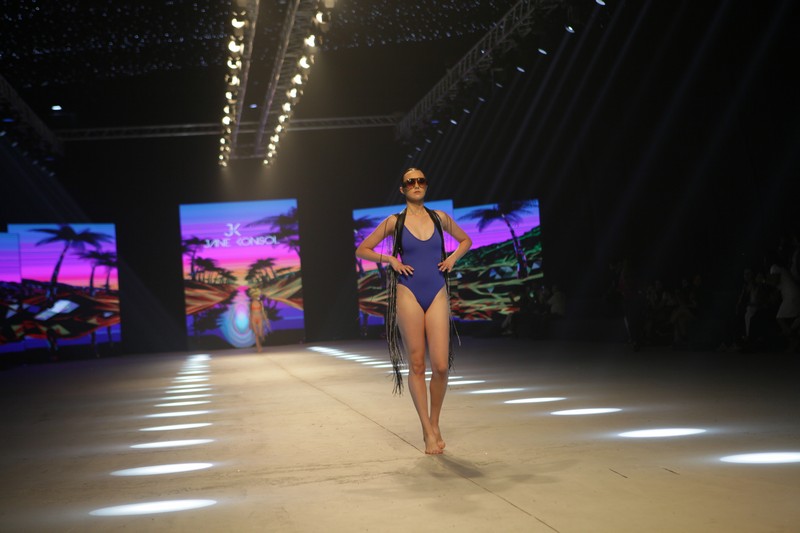 Jane Konsol Swimwear Fashion Show