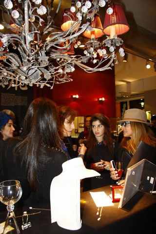 Purrl Maki e Art Gallery