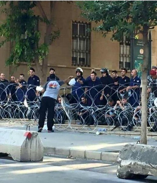 Funny Moments During Trash Crisis Protest