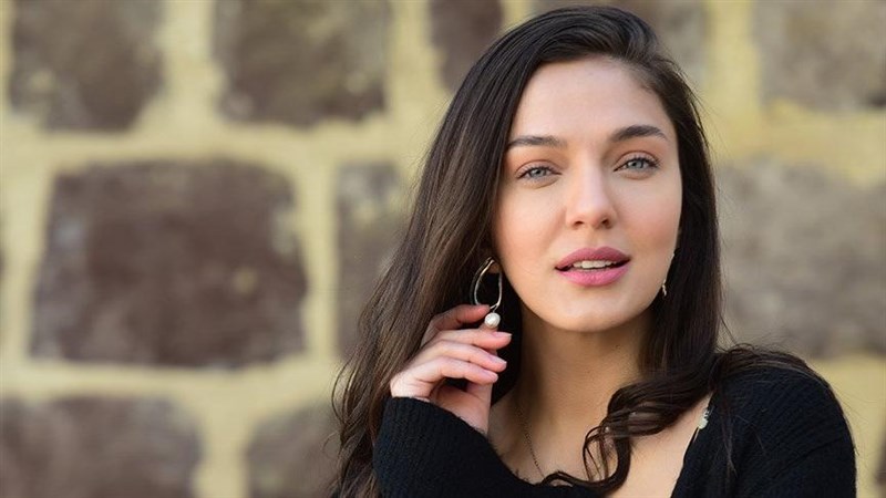 A video by Turkish actress Geren Yilmaz sings kazzabin by Wael Kfoury