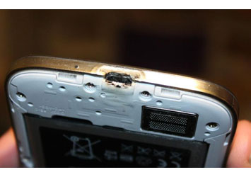 Nokia hooks up Galaxy S4 user whose phone caught fire with a free Lumia