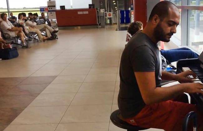 Lebanese pianist delights airport crowd in Prague