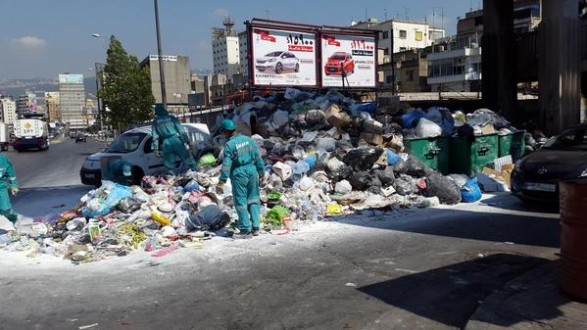 بالصور:  عقد سوكلين إنتهى والبلد فاض بالنفايات