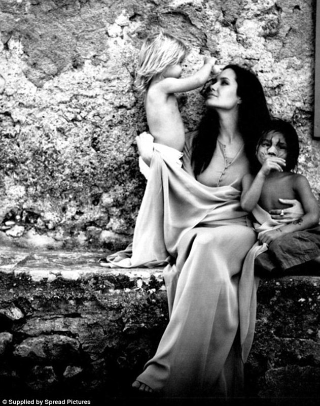 Angelina Jolie  poses with children in Brad Pitts beautifully captured photos