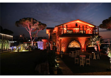 Le Mythe opens its doors