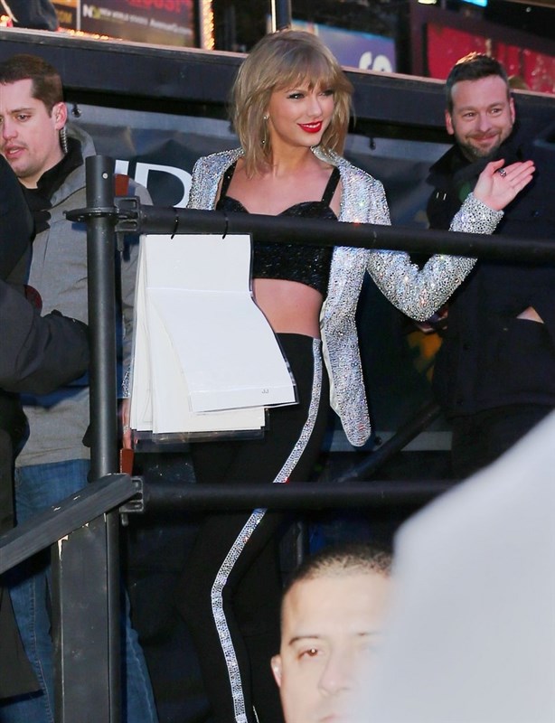 Taylor Swift Falls Down Stairs on New Years Eve 2015