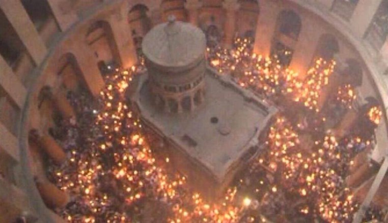   فيض النور من قبر المسيح المقدس في كنيسة القيامة في القدس