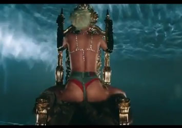 Rihanna Twerking In Her New Video Clip Pour It Up