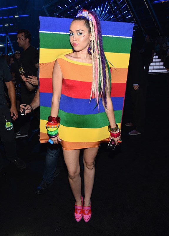 Miley Cyrus Flashes Nipple Live On VMAs 