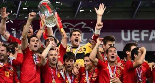 Historic Spain hammer Italy to win Euro 2012