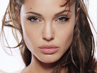 Angelina Jolie is Now In Lebanon