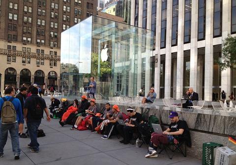 Customers Line Up for iPhone 5