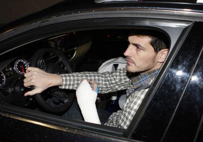 Iker Casillas Breaks his hand!!