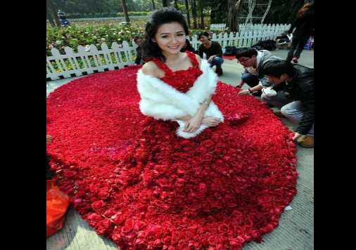 Man proposed with 9999 red roses dress