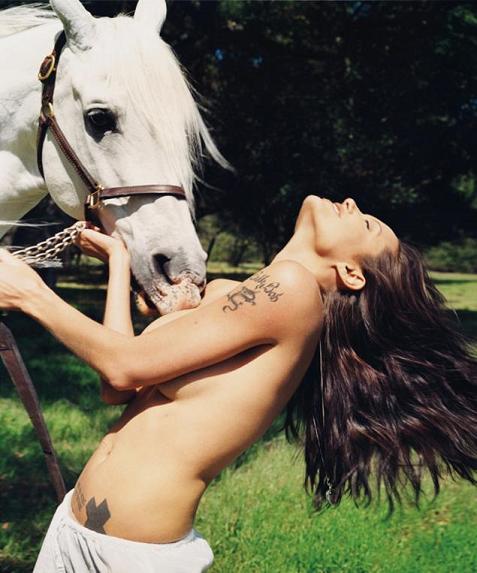 Angelina Jolies topless photo to be auctioned