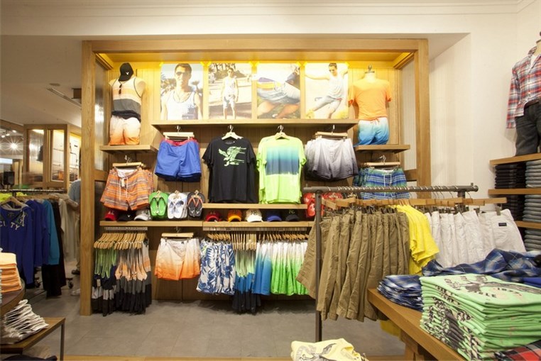 American Eagle Outfitters Celebrates New Store with Two Innovative Graffiti Campaigns