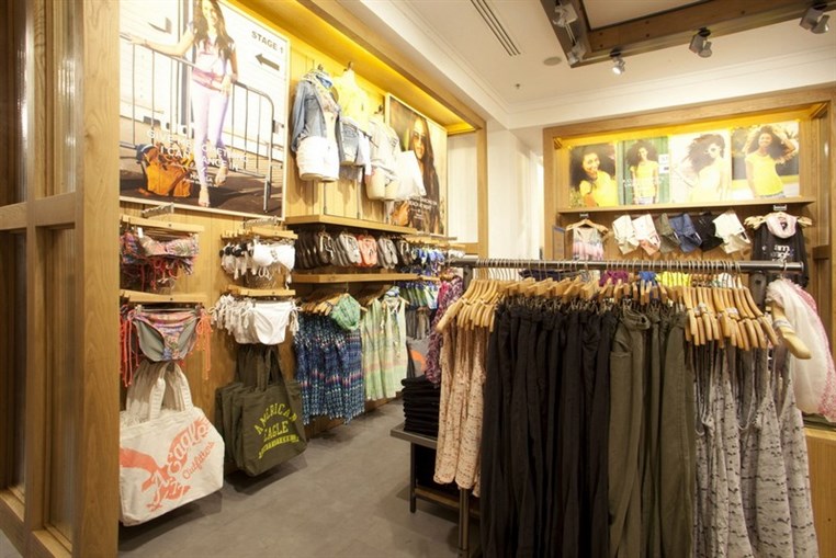 American Eagle Outfitters Celebrates New Store with Two Innovative Graffiti Campaigns