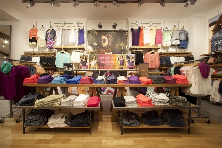 American Eagle Outfitters Celebrates New Store with Two Innovative Graffiti Campaigns