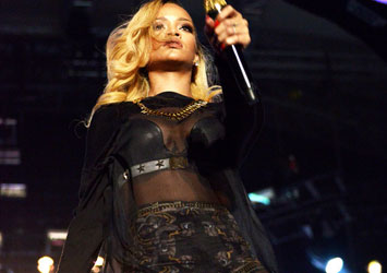 Rihanna Flashes Crotch Onstage In Istanbul, Turkey