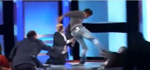 شاب يضرب والدته مباشرة على الهواء!