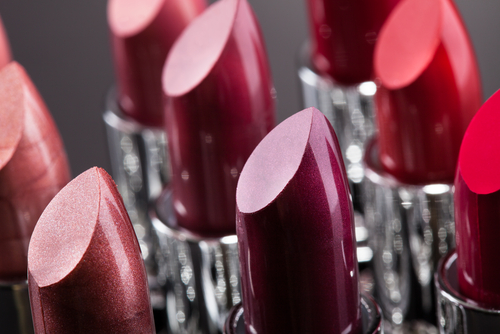 10 Things Every Woman Should Have in Her Purse