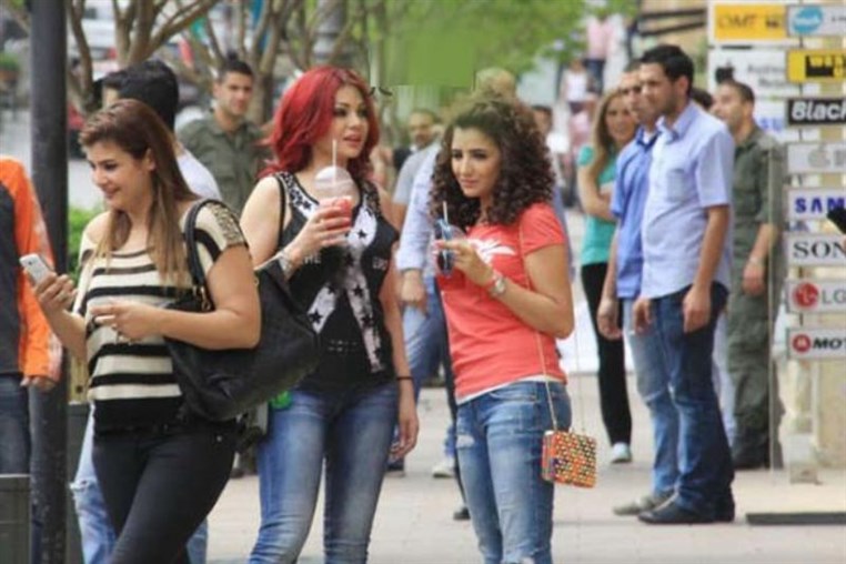 تجمهر وسط بيروت والسبب هيفا وشعرها الاحمر
