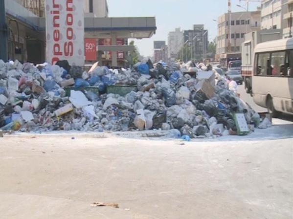 بالصور:  عقد سوكلين إنتهى والبلد فاض بالنفايات
