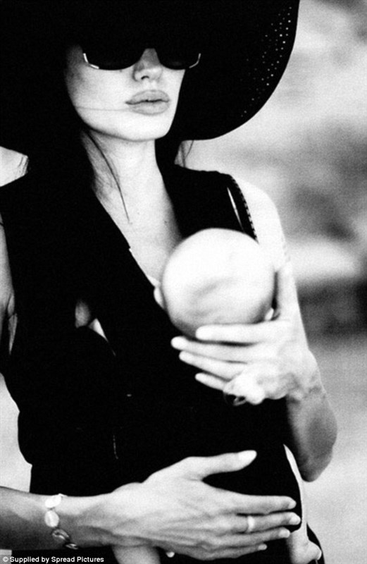 Angelina Jolie  poses with children in Brad Pitts beautifully captured photos