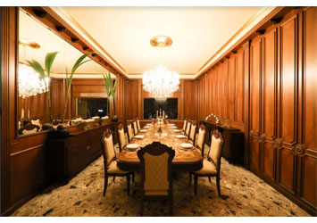 Le Mythe opens its doors