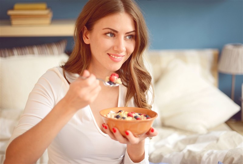 Beware of eating these dangerous foods before bed