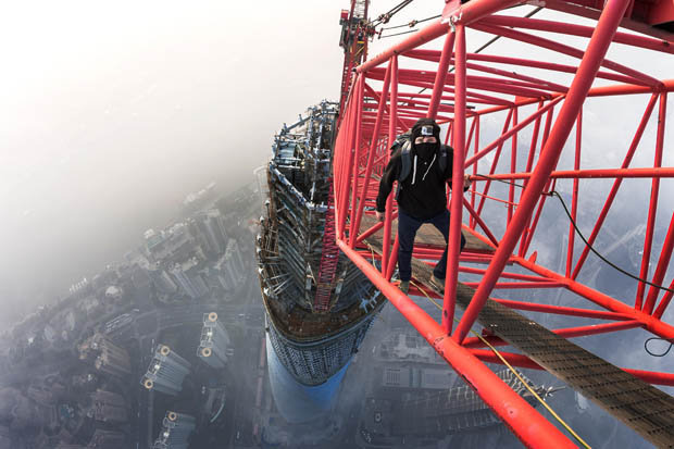 Daredevils scale 128 floor Shanghai Tower without ropes