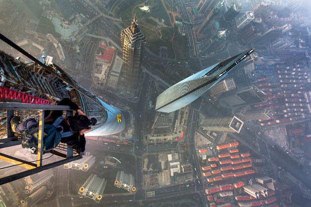 Daredevils scale 128 floor Shanghai Tower without ropes