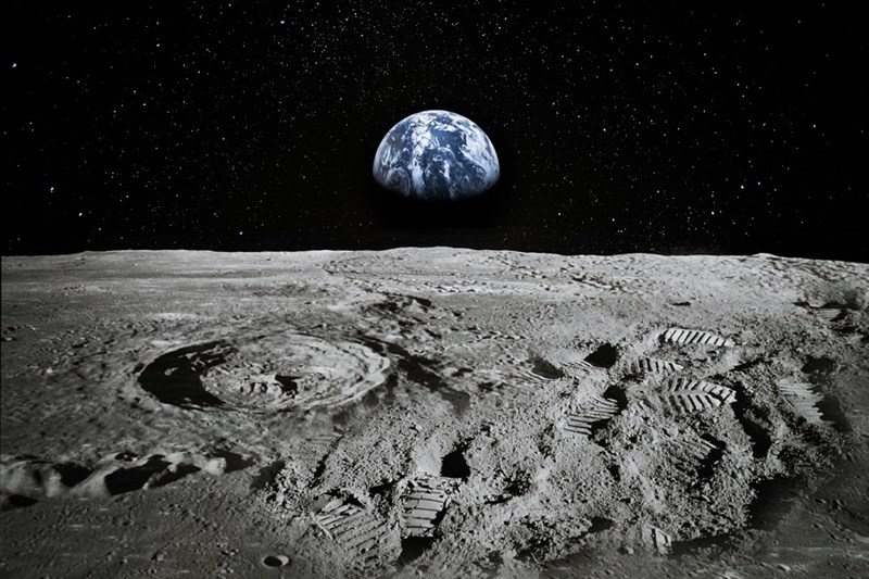 In Video: Japanese Billionaire Paying For Eight People To Fly To The Moon