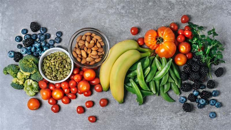 The 5 Best Foods and Drinks to Have Before Bed