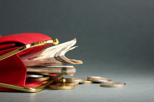 10 Things Every Woman Should Have in Her Purse