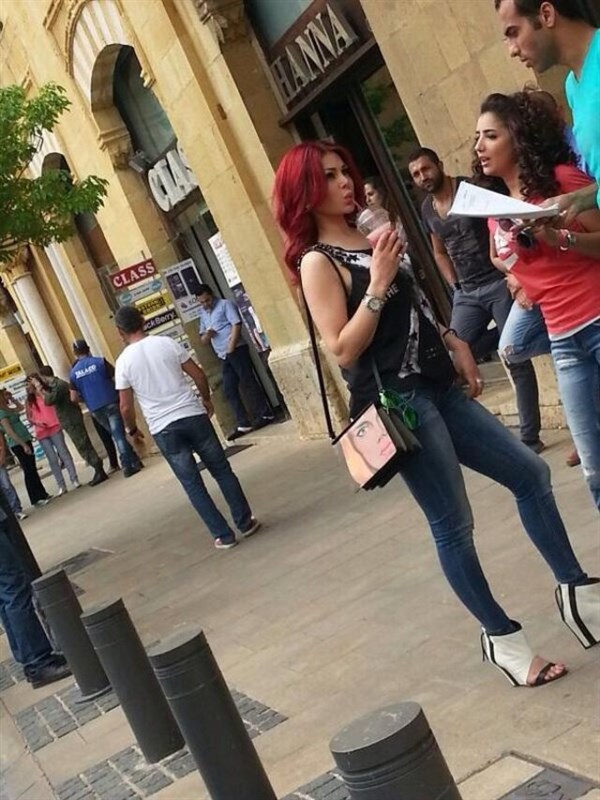 تجمهر وسط بيروت والسبب هيفا وشعرها الاحمر