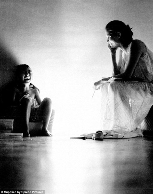 Angelina Jolie  poses with children in Brad Pitts beautifully captured photos