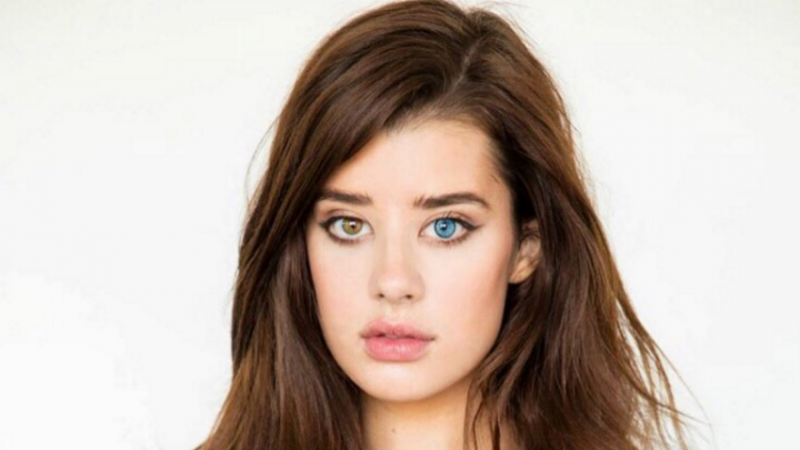 Models eyes hypnotises the internet