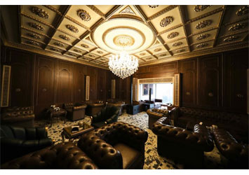 Le Mythe opens its doors