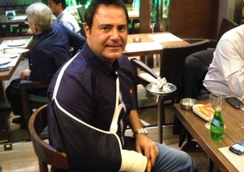 عاصي الحلاني فى المستشفى بعد كسر يده